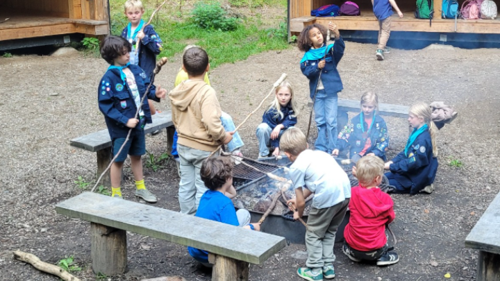 Spejdere omkring bålet