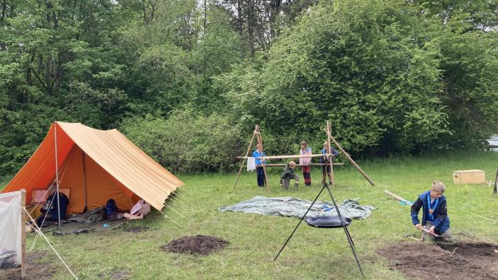 Spejdere bygger lejrplads