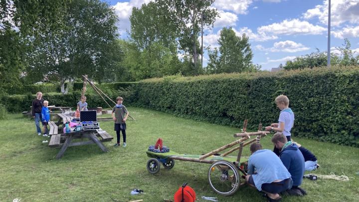 spejdere bygger sæbekassebil v. spejderhytten