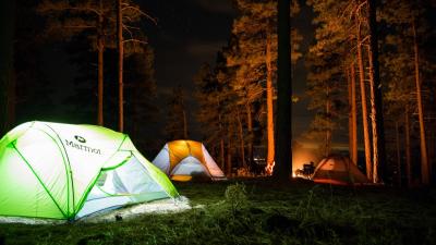 Lejrer med telte om natten